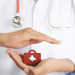 Lawrence Aseba Tipo explica que a saúde integral vai além da ausência de doenças, envolvendo equilíbrio físico, mental e emocional para uma vida plena.