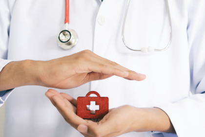 Lawrence Aseba Tipo explica que a saúde integral vai além da ausência de doenças, envolvendo equilíbrio físico, mental e emocional para uma vida plena.