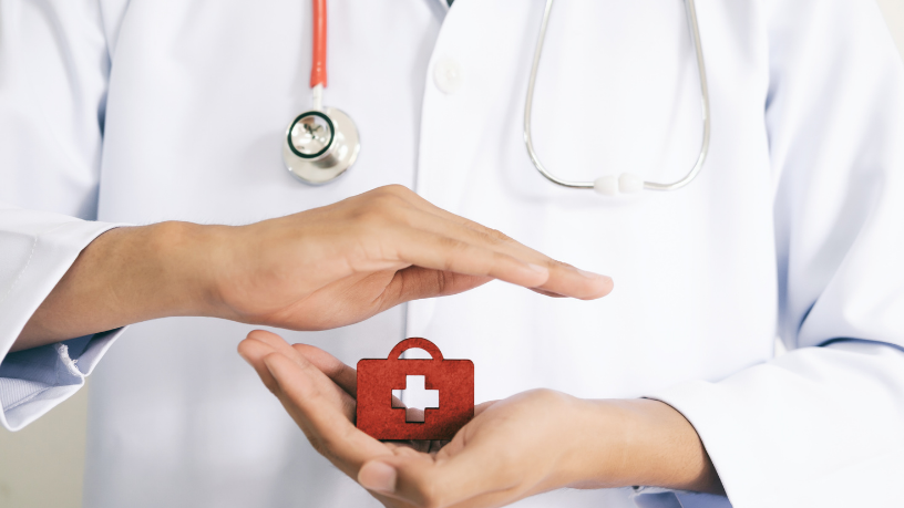 Lawrence Aseba Tipo explica que a saúde integral vai além da ausência de doenças, envolvendo equilíbrio físico, mental e emocional para uma vida plena.