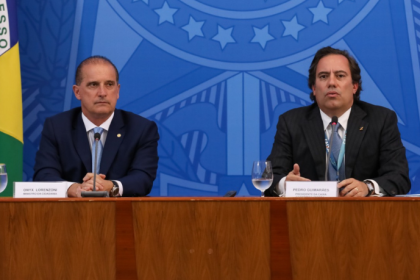 Pedro Duarte Guimarães mostra quem foram os heróis de crachá que atenderam 24 milhões de brasileiros em tempo recorde.