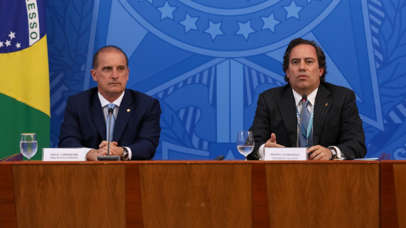 Pedro Duarte Guimarães mostra quem foram os heróis de crachá que atenderam 24 milhões de brasileiros em tempo recorde.