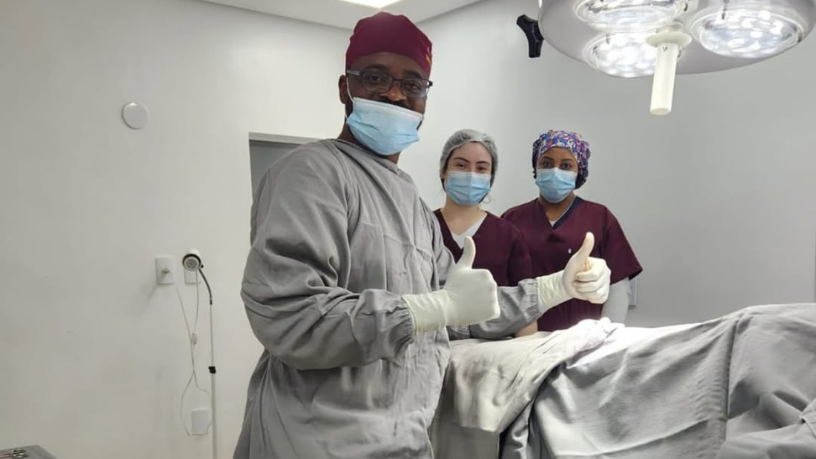 Segundo Oluwatosin Tolulope Ajidahun, as aderências pélvicas após cirurgias abdominais são um fator de risco importante para a concepção.