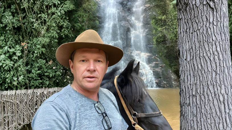Enquanto o munck é prático para cargas e deslocamentos, o guindaste entrega maior altura e potência em grandes obras, análise reforçada por Altevir Seidel.