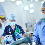 Dr. Haeckel Cabral Moraes analisa critérios seguros na cirurgia plástica acima dos 50 anos.