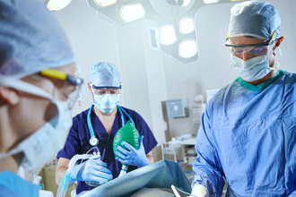 Dr. Haeckel Cabral Moraes analisa critérios seguros na cirurgia plástica acima dos 50 anos.