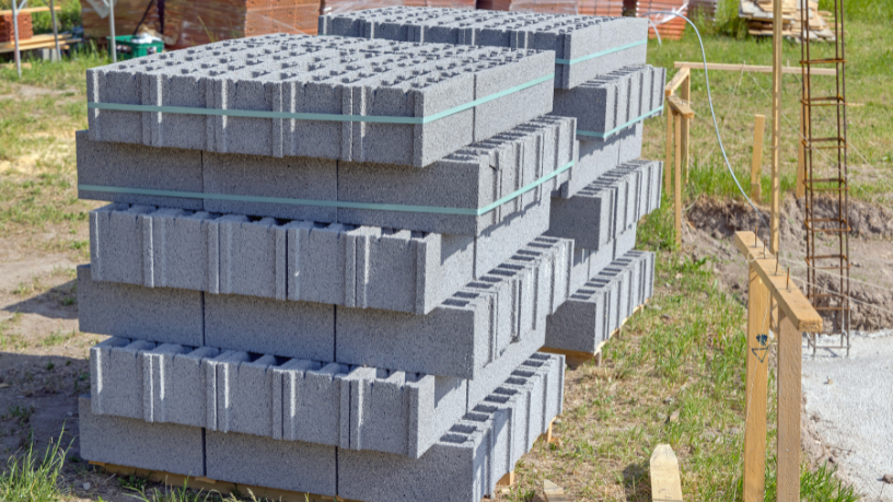 Saiba como resistência, absorção e controle dimensional influenciam diretamente a durabilidade e a produtividade no canteiro, na análise técnica de Valderci Malagosini Machado.