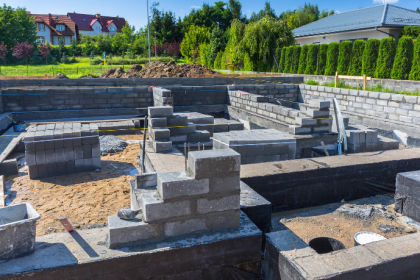 O que avaliar em resistência, absorção e dimensional? Entenda por que esses parâmetros definem a qualidade do bloco e o desempenho da obra com a visão de Valderci Malagosini Machado.
