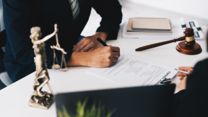 Organização e redução de riscos por meio do aconselhamento jurídico segundo Hebron Costa Cruz de Oliveira.