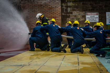 Bombeiros usam uma mangueira durante treinamento de resposta a emergências.