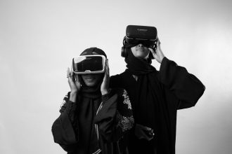 Duas mulheres usando óculos de realidade virtual durante uma experiência tecnológica.