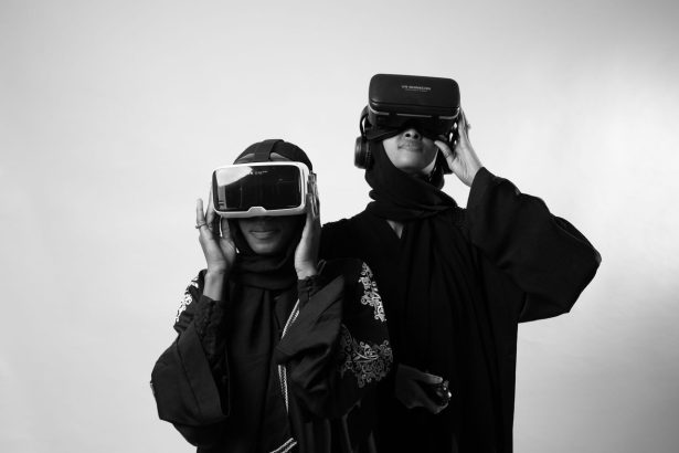 Duas mulheres usando óculos de realidade virtual durante uma experiência tecnológica.